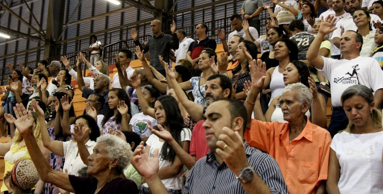 Celebração ecumênica em solidariedade aos atingidos é realizada na Arena Mariana trinta dias depois da tragédia. Foto: Rodrigo Sena/LAMPIÃO. 