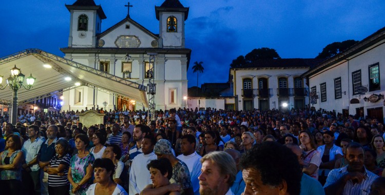 Missa de sétimo dia em memória das vítimas do rompimento lota a Praça da Sé, no centro histórico de Mariana. Foto: Thiago Barcelos/LAMPIÃO.