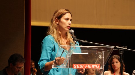 A representante da CUT/MG, Beatriz Cerqueira, critica o lobby da mineração dentro da política. Foto: Rodrigo Sena.  
