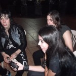 Gisela entrevistando os canandeses do Skull Fist em 07 de janeiro de 2013, em conselheiro Lafaiete, durante o Rising Metal Fest. Foto : Anderson Carvalho