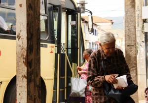 Idosos fazem uso frequente do transporte público em Mariana. / Imagem: Priscila Garcia