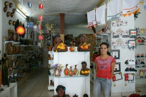Rosemeire mostra o local preferido dos turistas em sua loja. Imagem: João Vitor Marcondes