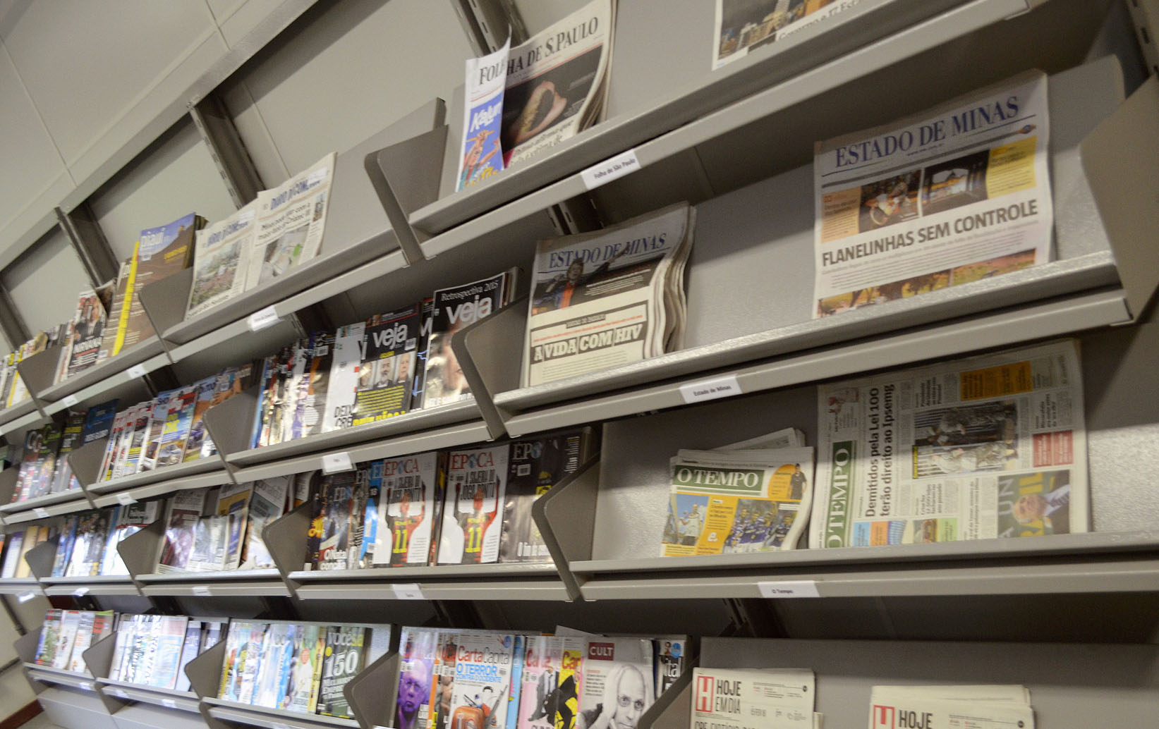 Expositor com os jornais diários e revistas. Foto de Pedro Menegheti